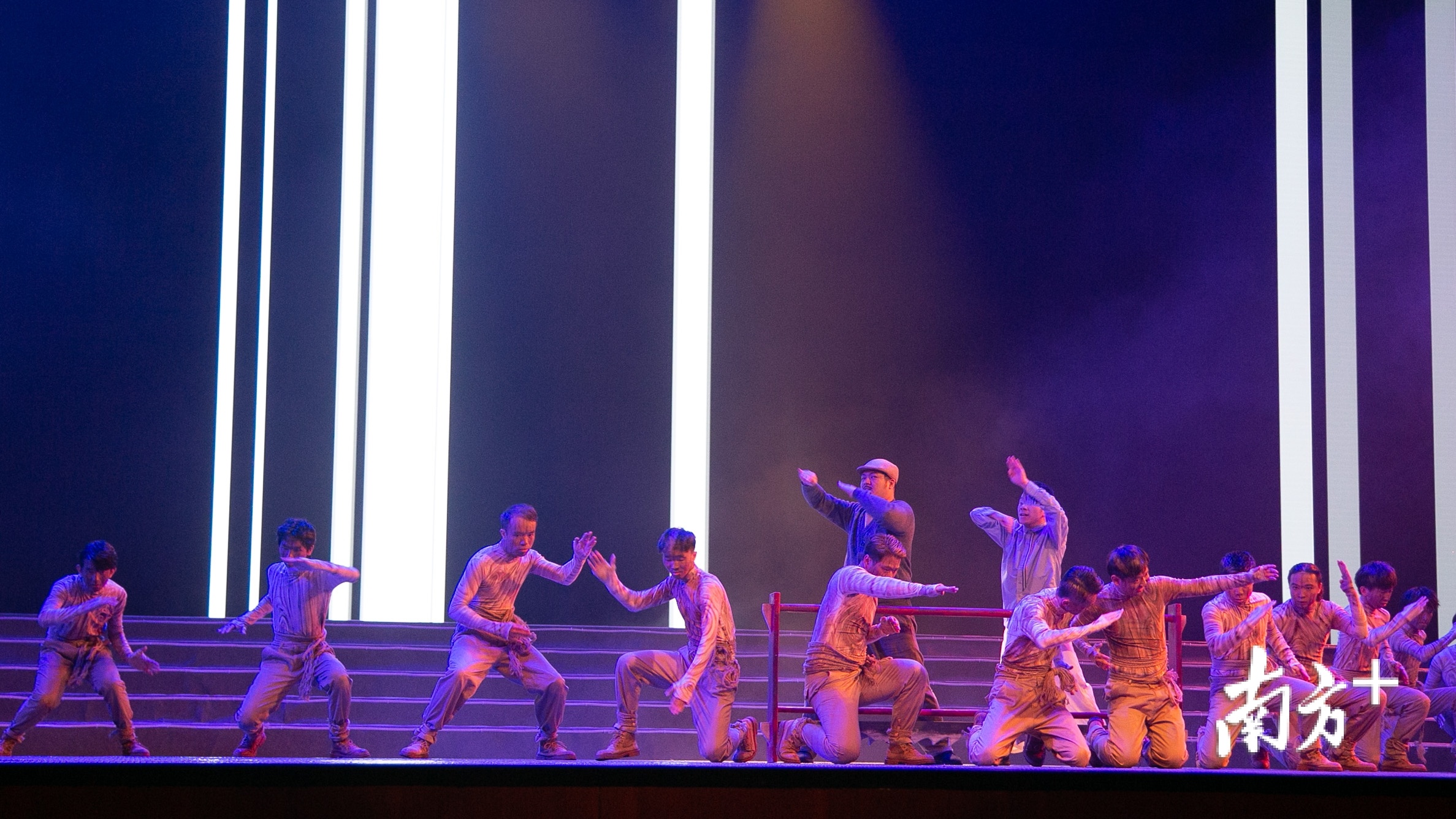 由中山市文化和旅游志愿者艺术团、中国舞蹈家协会街舞委员会广东联盟带来街舞表演《三叔公》。