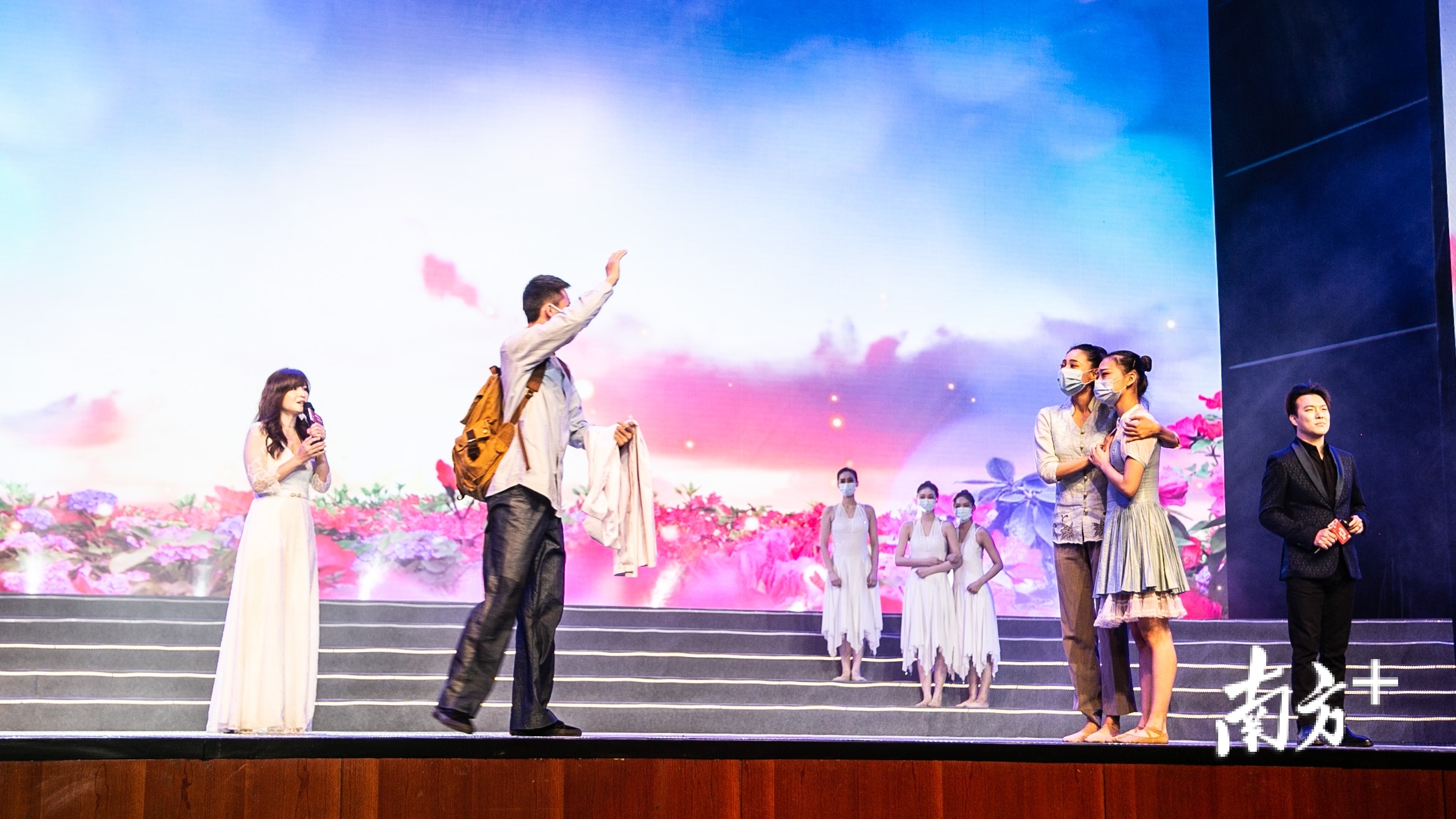 广东歌舞剧院带来情景歌舞《隔不断的爱》。