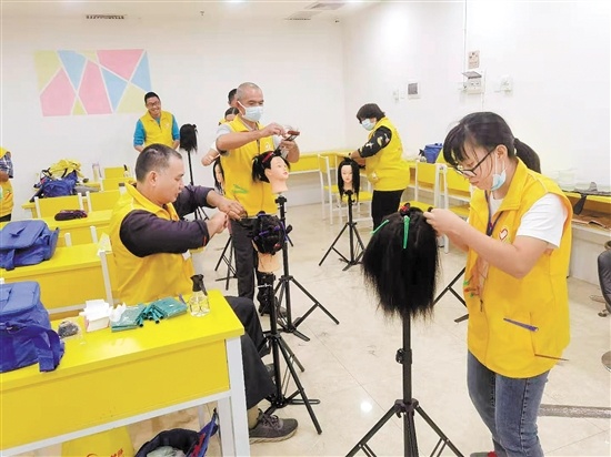 15名来自各市(区)的残疾人学员参加美容美发培训班。 15名来自各市(区)的残疾人学员参加美容美发培训班。