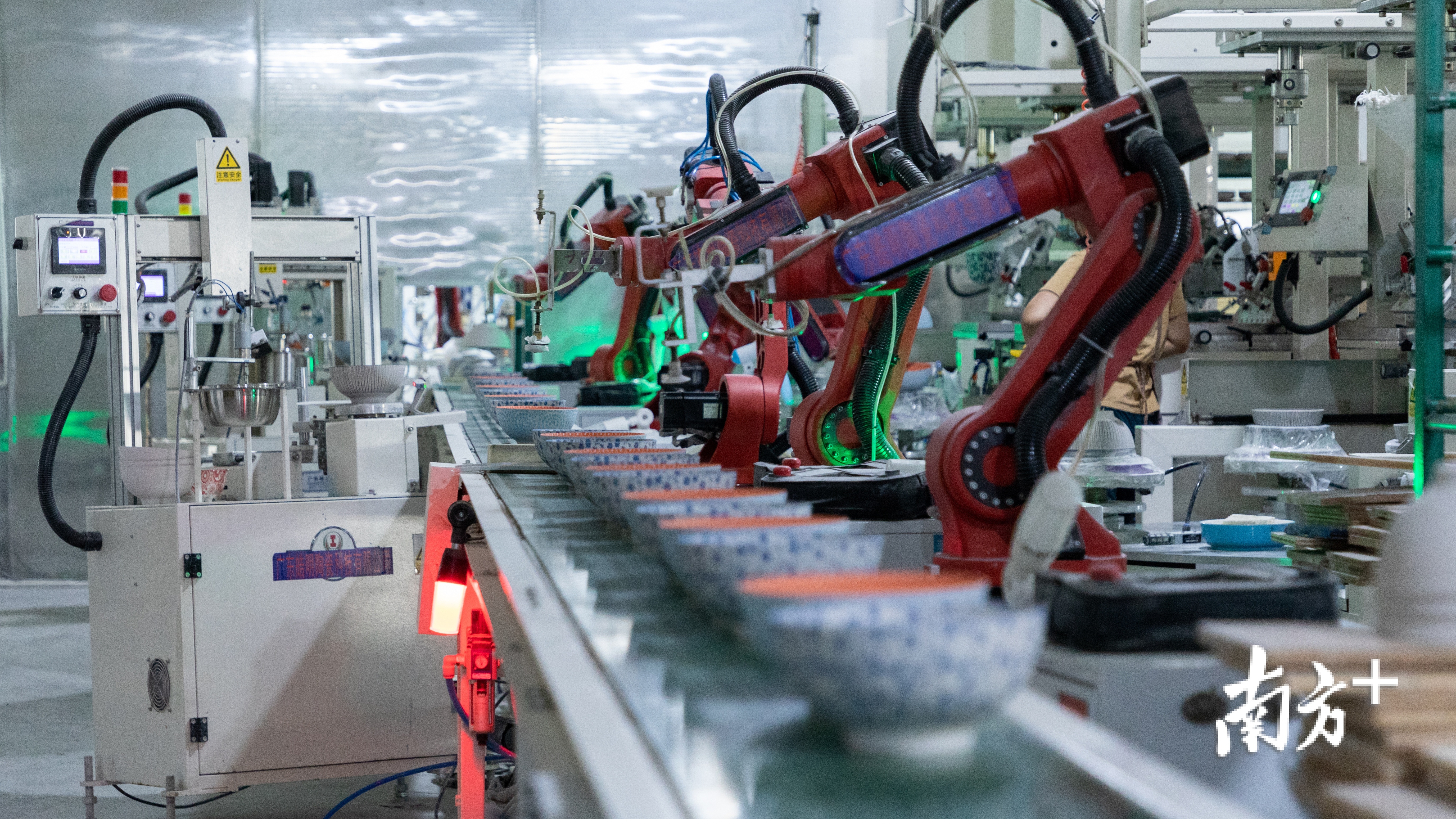 广东皓明陶瓷科技智能化生产线。 广东皓明陶瓷科技智能化生产线。