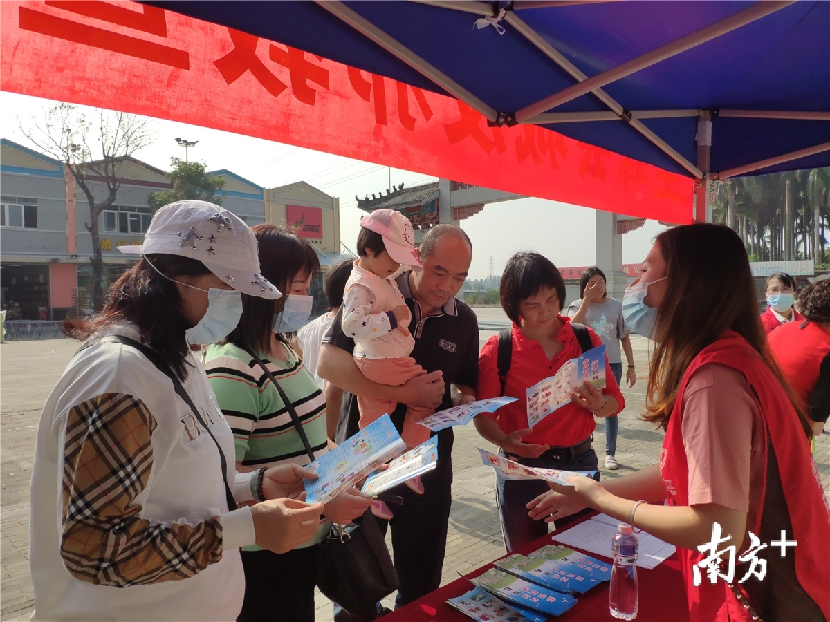 旅客三五成群了解反邪教知识。黄绍侦 摄