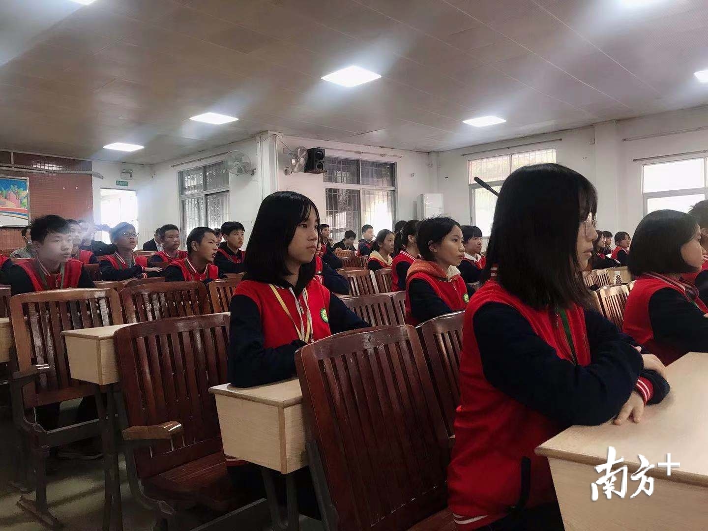 2020年中山体彩“关爱困境儿童 共建爱心书屋”微公益助学活动在神湾镇育才学校举行。