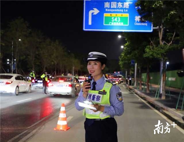 李春红在网络直播活动现场担当主持。