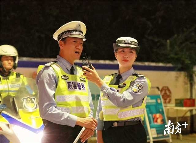 李春红（右）今年参与的“零酒驾”执法直播，总播放量超过500万次。