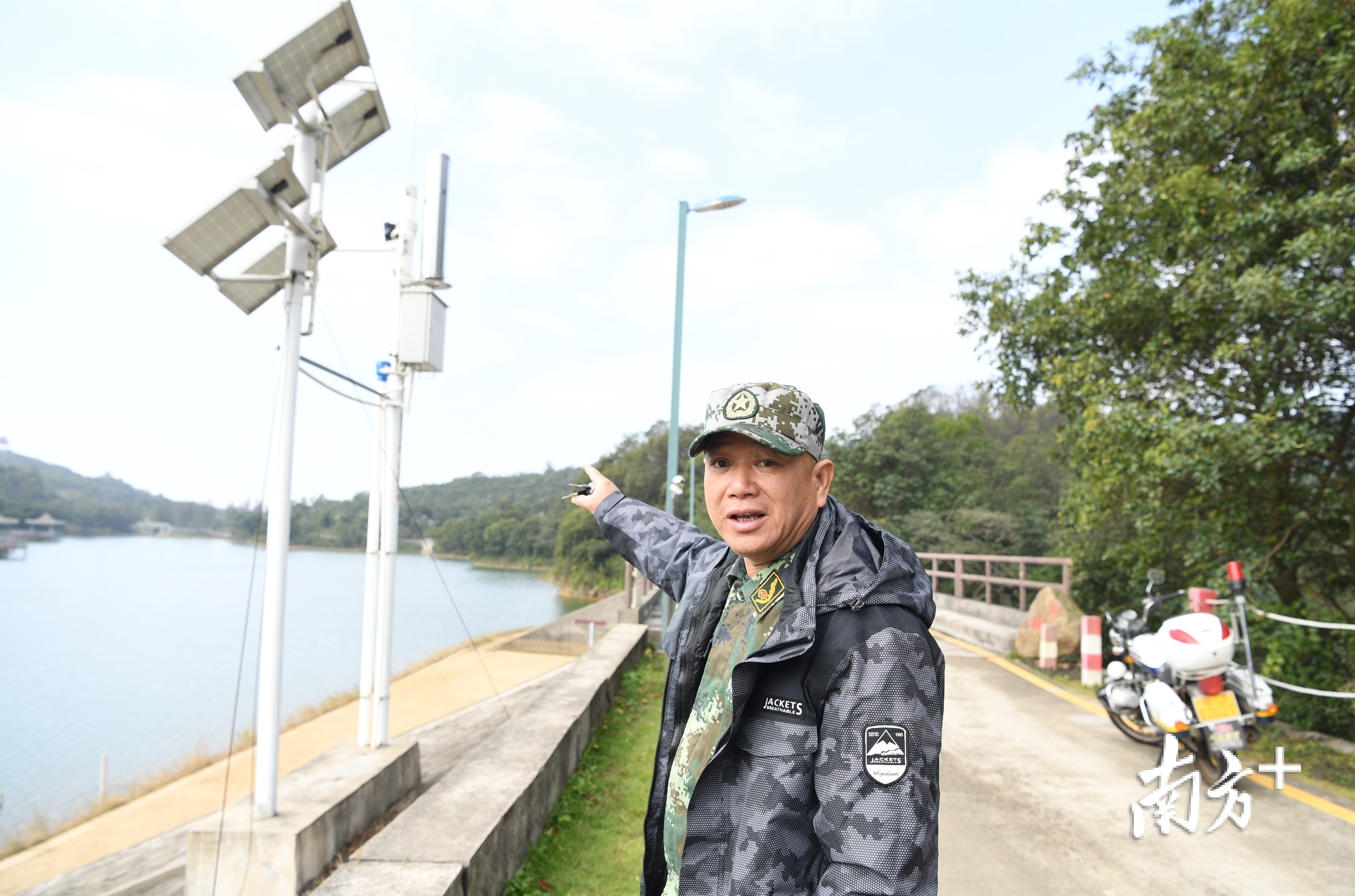 李柏秋巡查水库。杨兴乐 摄