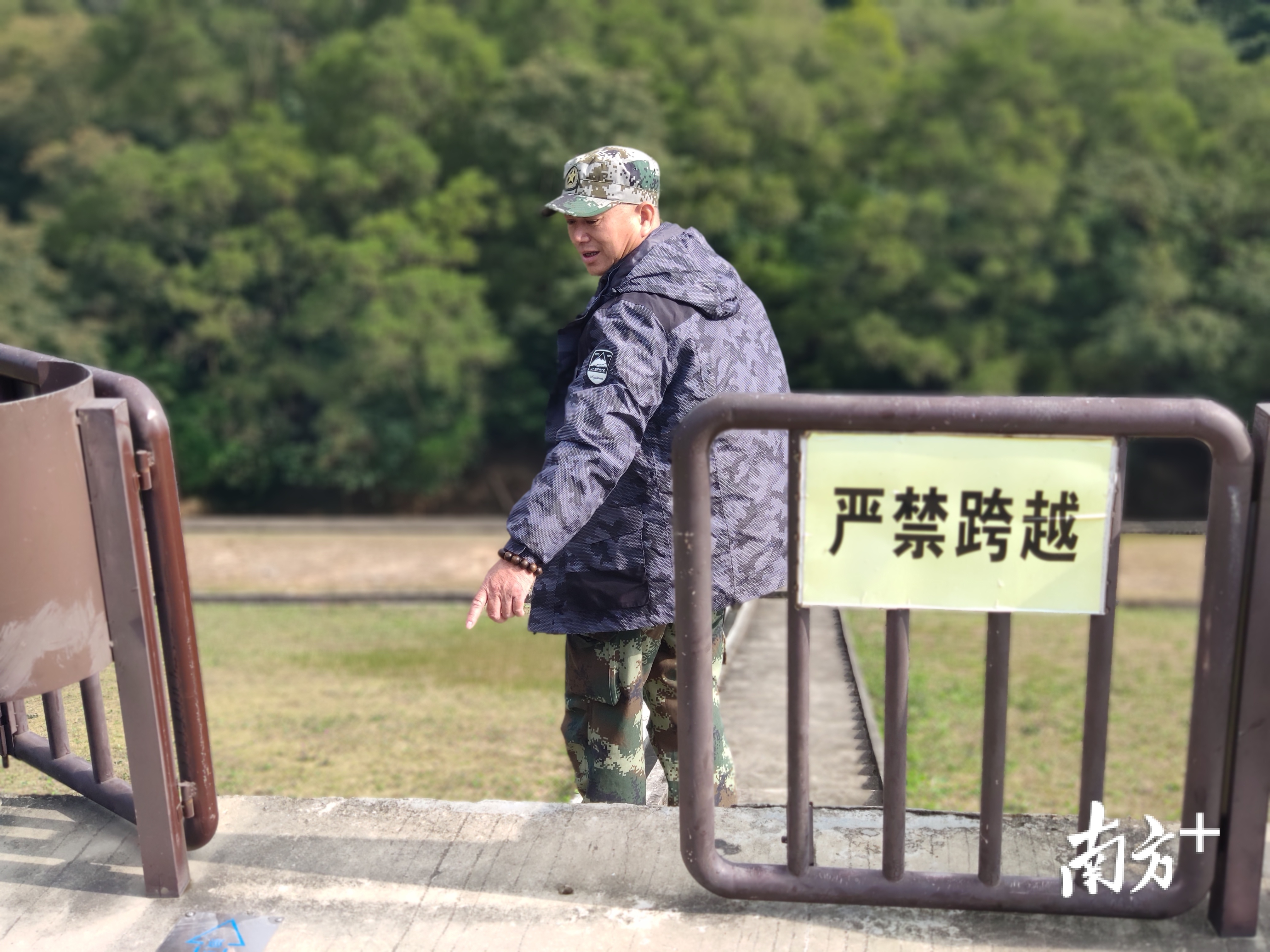 李柏秋巡查水库。黄绍侦 摄