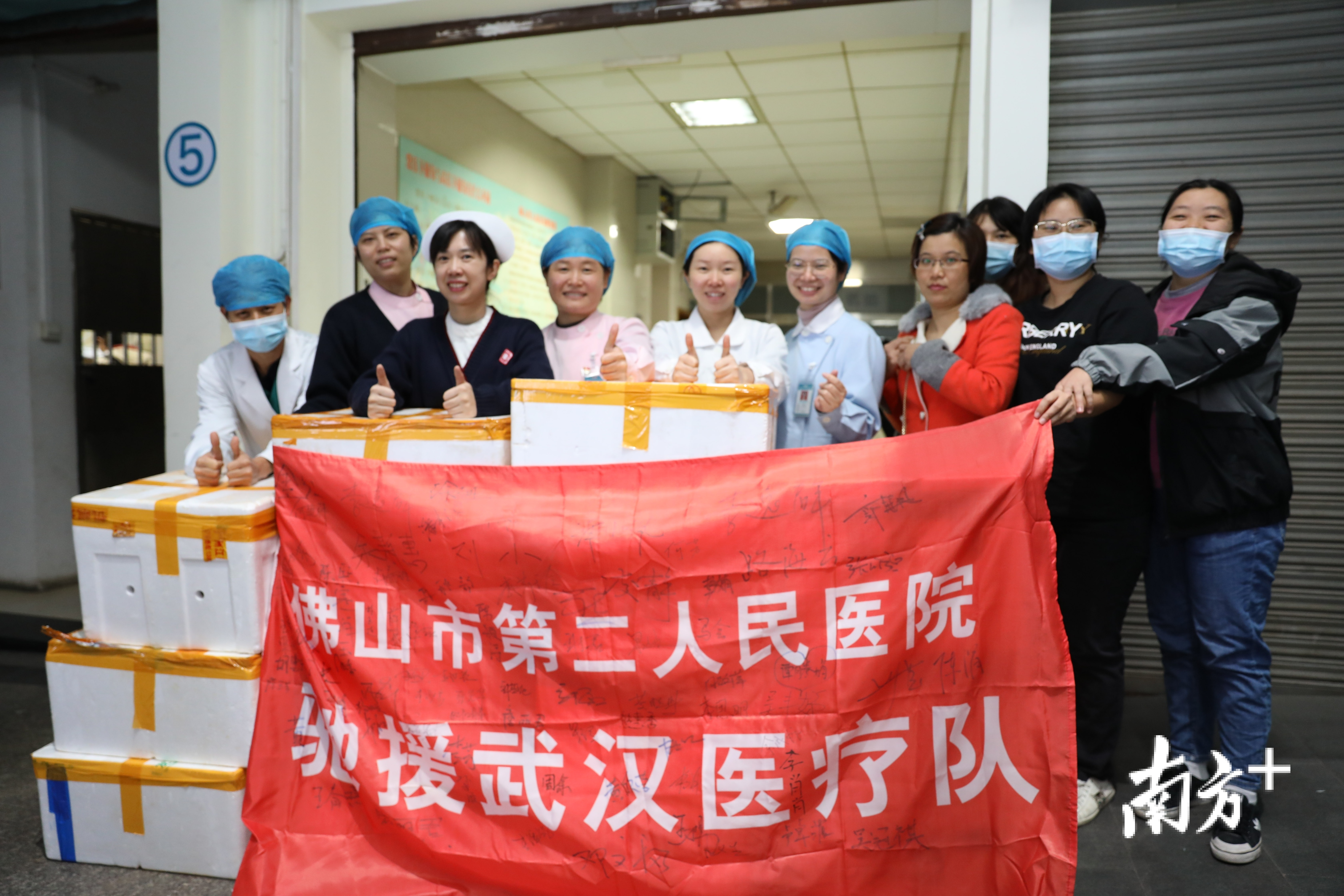 援鄂队员领到了来自远方的特殊礼物，连用两个“感谢”来表达自己的激动心情。