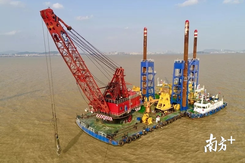 目前，“金建”轮正在深中通道施工海域开展沉管浮运航道施工。通讯员供图