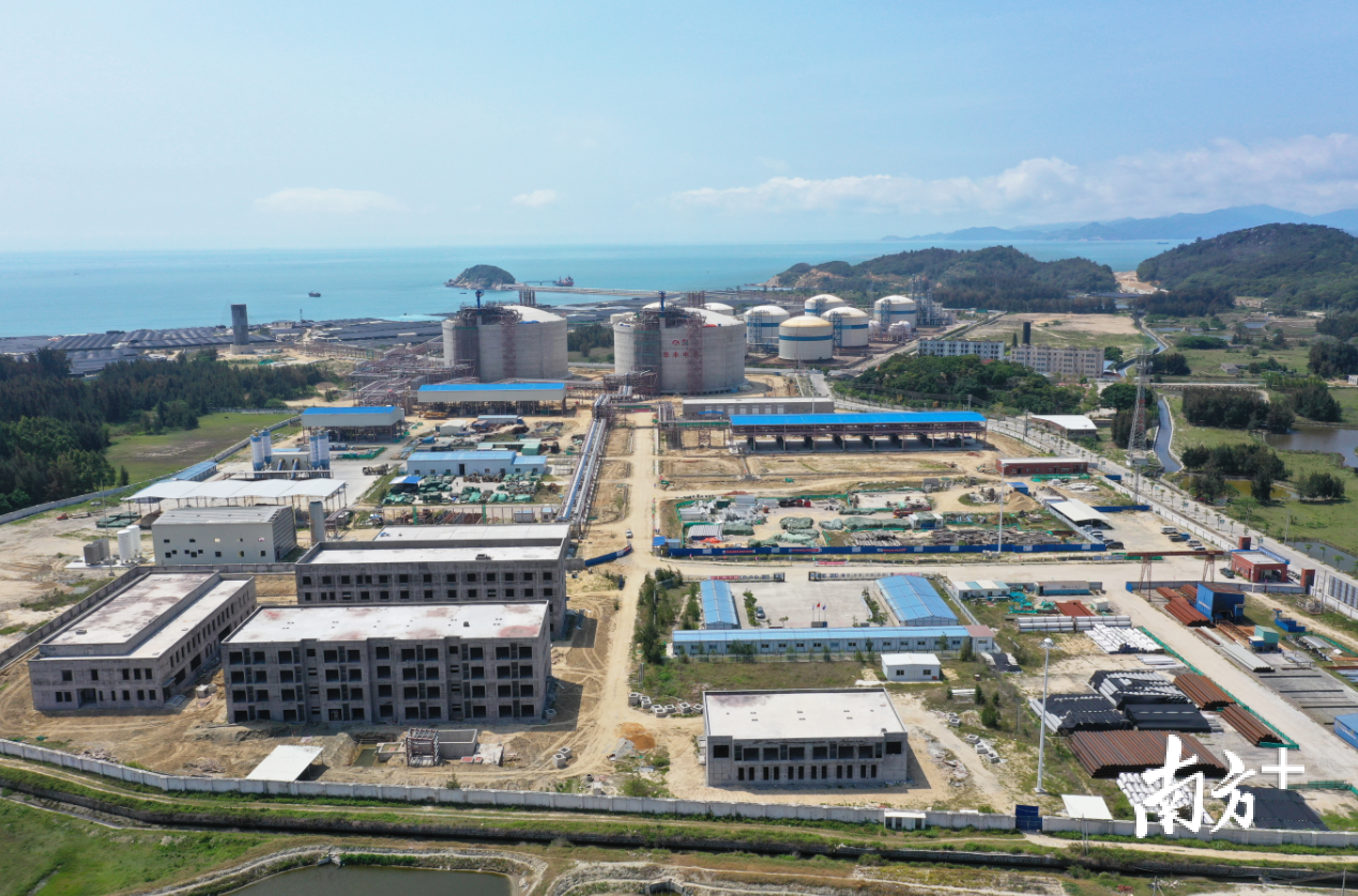 华丰中天LNG储配站。洪志滨 摄