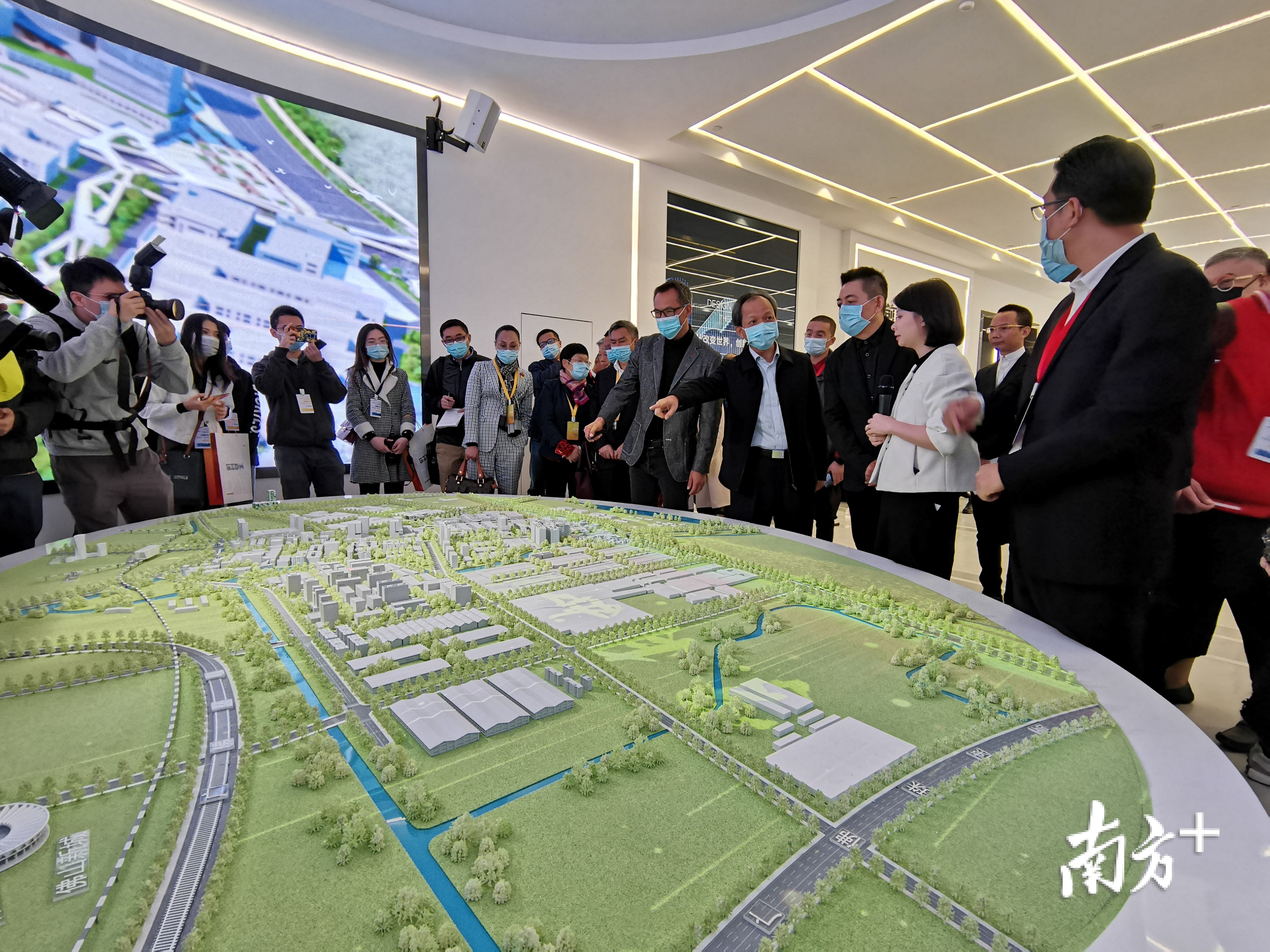 郭文海率队在广东工业设计城创新科技馆调研。