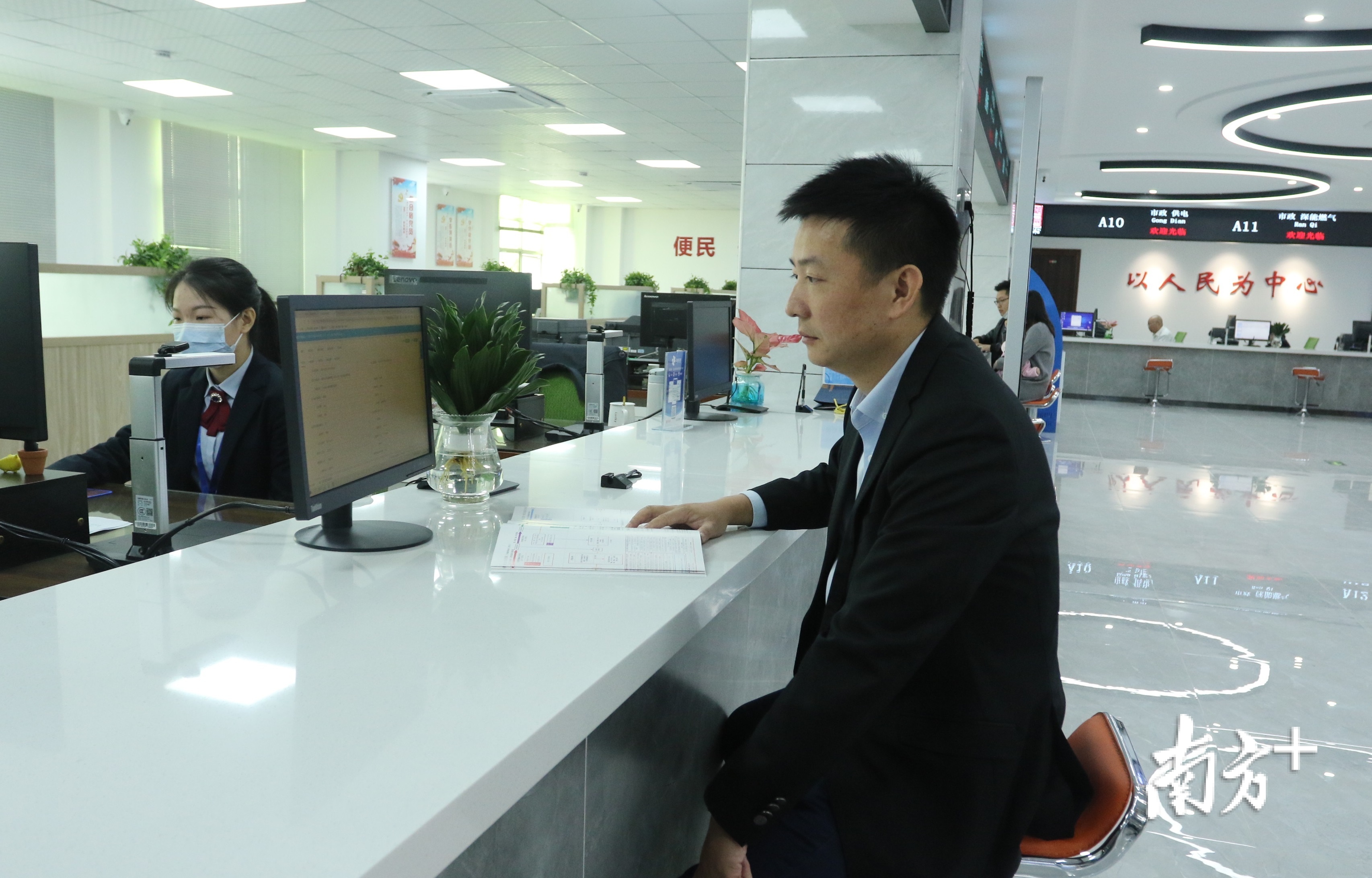 企业人员在潮州市政务服务2号大厅办理业务。