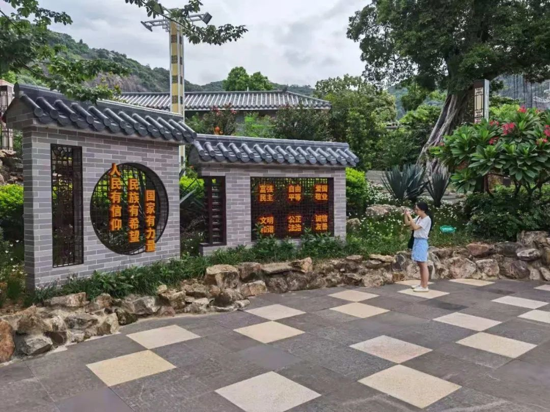 社会主义核心价值观为主题的宣传墙绘、“讲文明树新风”公益广告随处可见。