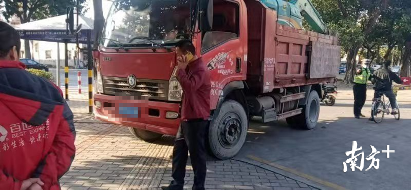 佛山禅城交警在全区开展货车违规装载（超长、超宽、超高）交通违法整治行动。