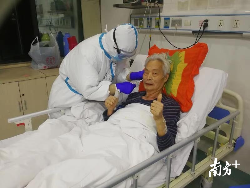 时间：驰援武汉，地点：汉口医院。杜沛康带领患者练习八段锦，杜沛康为患者进行耳穴压豆。