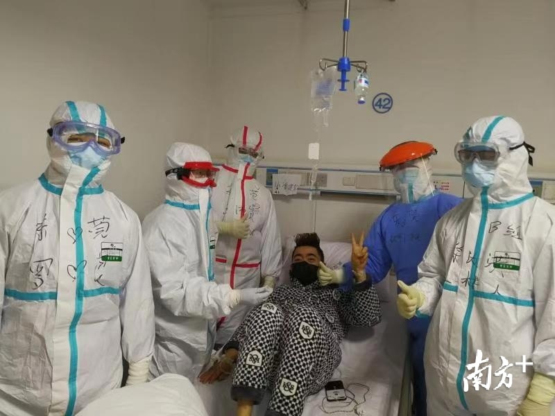 时间：驰援武汉，地点：汉口医院。罗良和杜沛康护理的患者由重症病房转至普通病房。