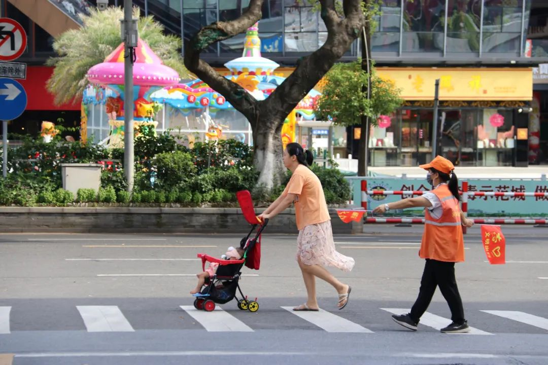 西樵志愿者在主要交通路口，开展交通文明劝导。