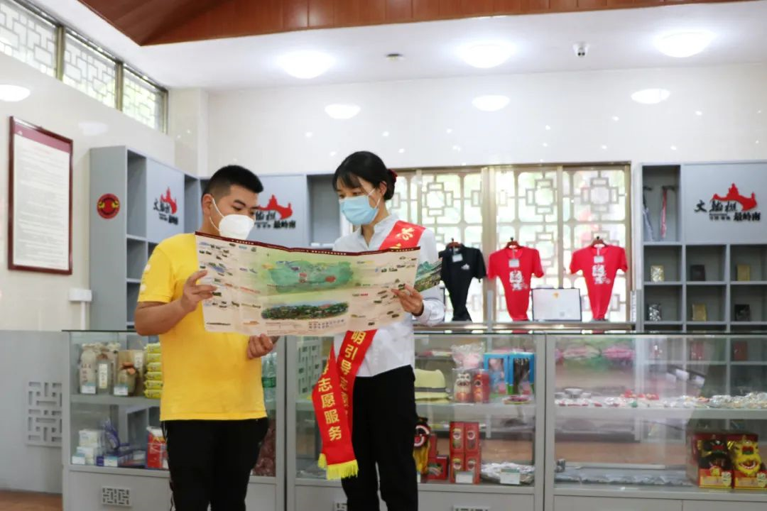 西樵山风景区的志愿服务人员为广大游客提供贴心、优质的旅游便民服务。