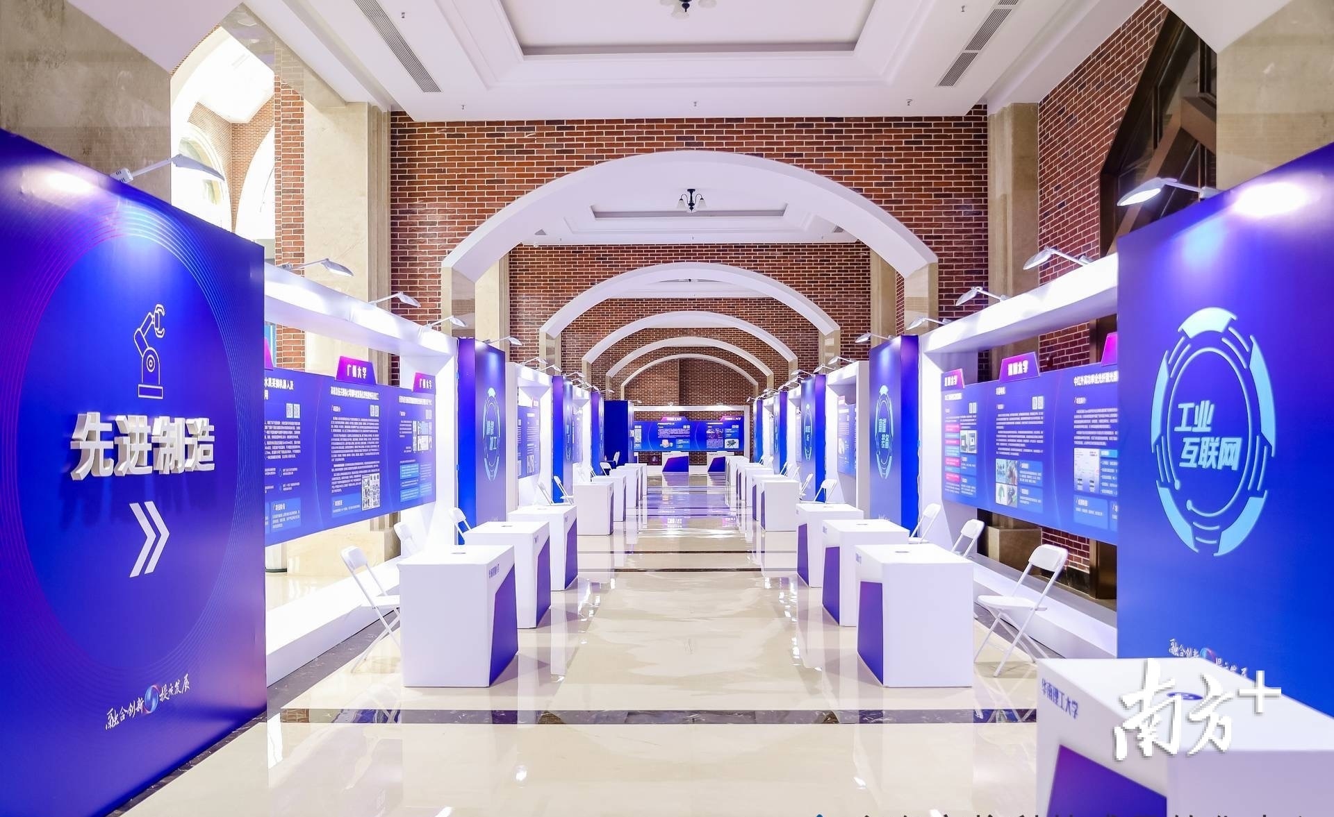 高校科技成果展示对接活动现场。