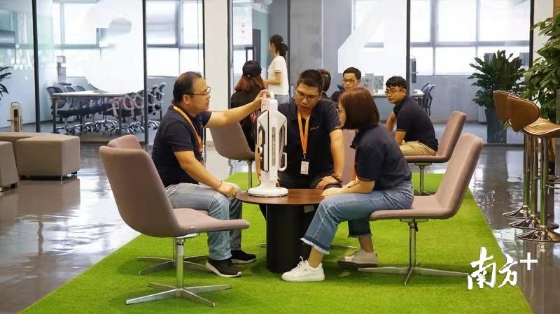 客户与曼申商讨产品方案。