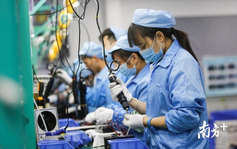 智能锁产业的生产目前仍以人工装配为主。叶志文摄。