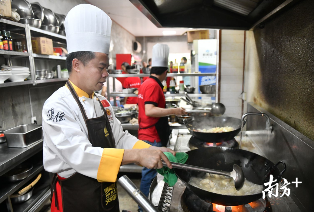 顺德粤菜大师到凉山“送教上门”。