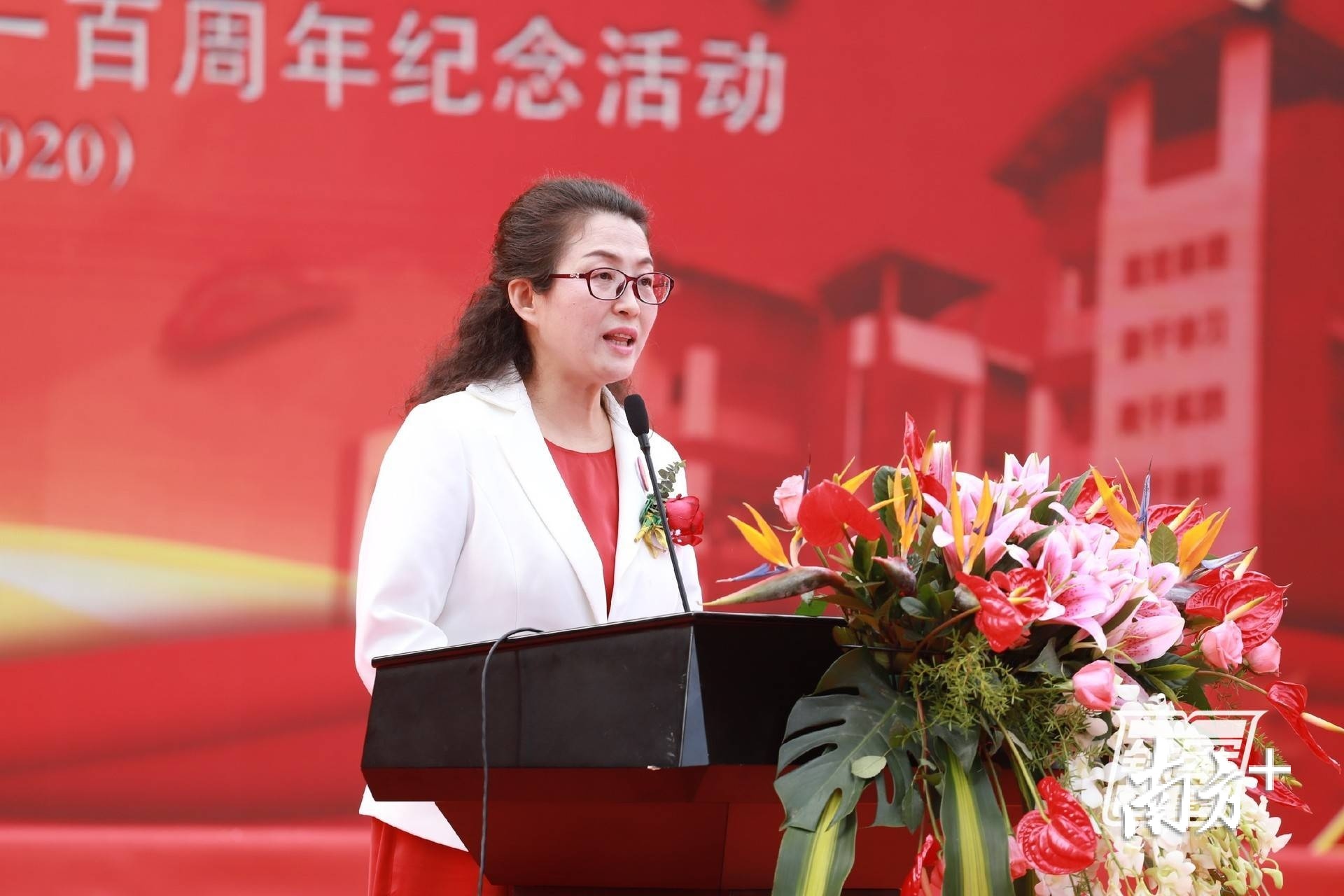 张丽琴致辞。铁军小学供图