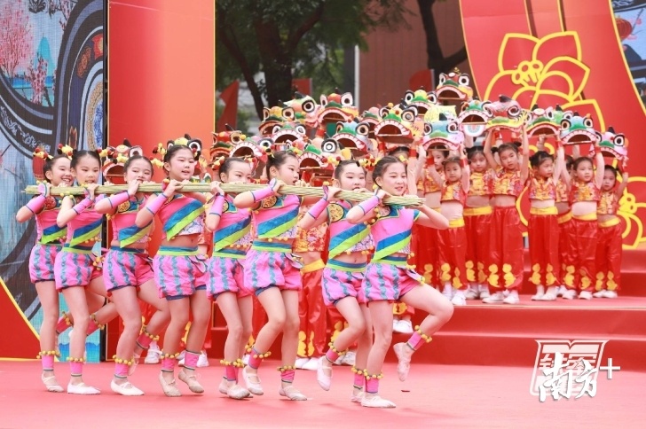 舞蹈《扎狮娃》，近年来，该校的狮扎、街舞、创客教育均获全国大奖。铁军小学供图