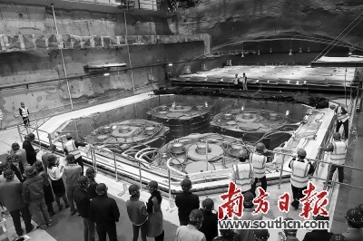 12月12日，大亚湾反应堆中微子实验正式退役。当天，水池盖子八年来第一次被打开，露出四个中微子探测器，浸泡在高度纯净的水中。王玮 摄