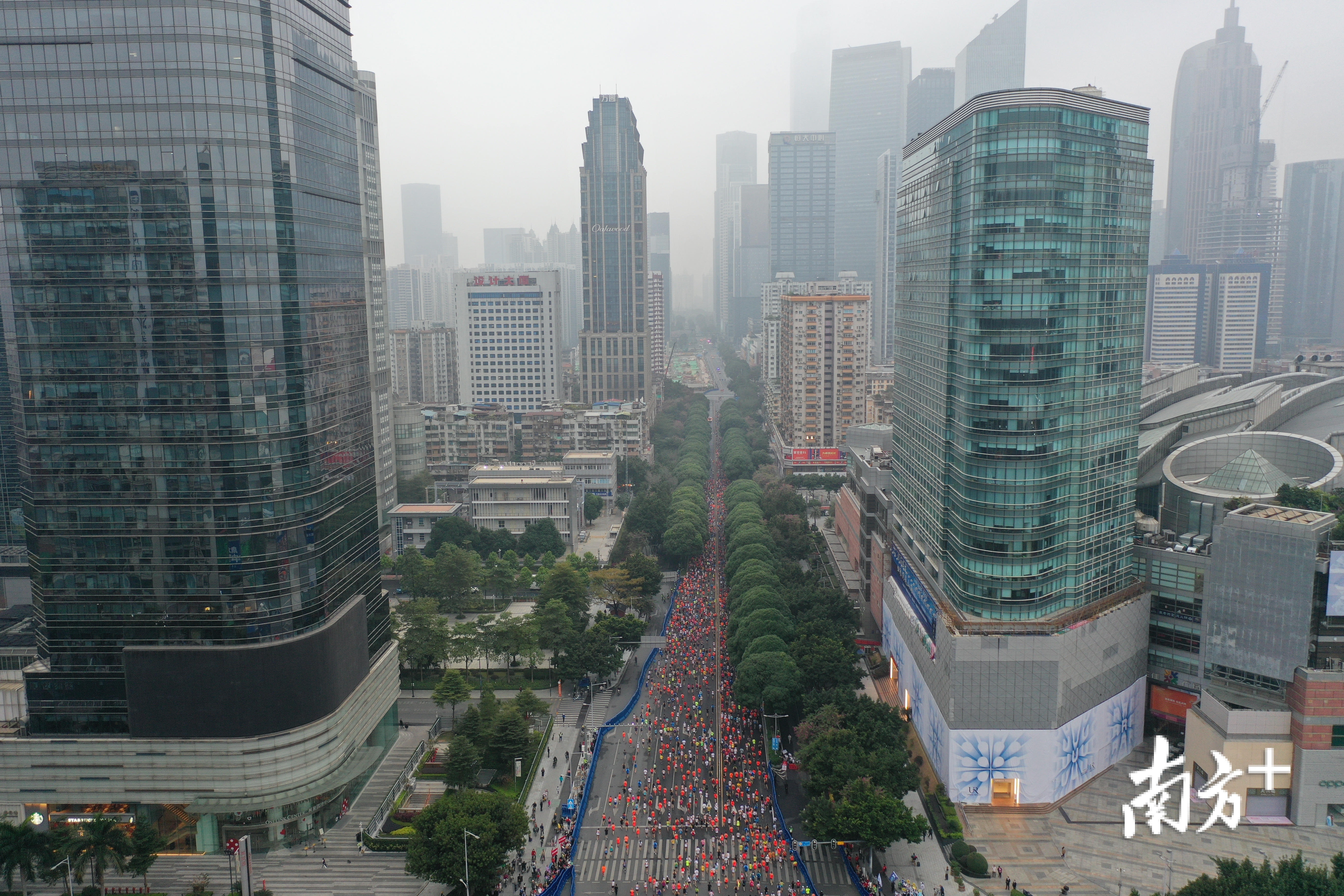 2020廣州馬拉松成功舉辦,救護車跟著選手跑