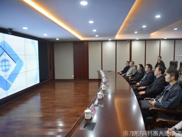 《中国审判》副总编辑李华斌一行到高州市调研司法惠民服务中心建设