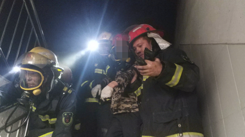 火灾发生后,中山市公安、消防、应急等部门迅速组织人员到场参与救援及扑救工作。因救援及时,5名被困人员被成功营救,两名消防队员在救援中因体力透支被送院治疗。