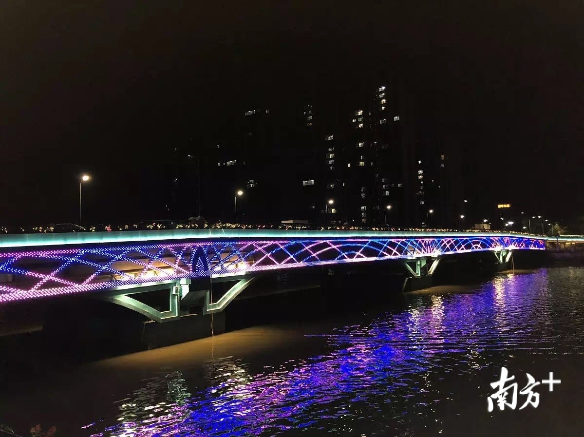 图为长振桥亮化美化后现状。 图为长振桥亮化美化后现状。