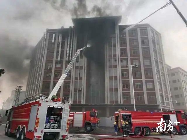 今年4月14日下午,广东省中山市横栏镇永兴工业区一真空镀膜公司发生火灾,现场浓烟滚滚,5人被困。