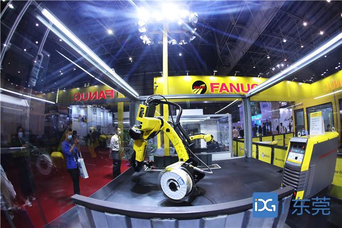 ▲12月2日，第六届广东国际机器人及智能装备博览会在东莞举行，图为工业机器人操作演示