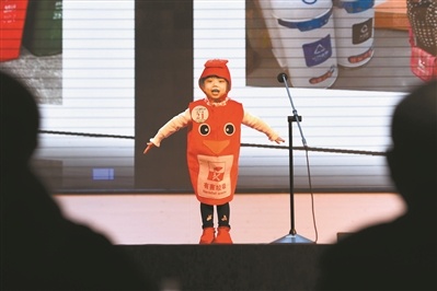 演讲比赛中，5岁的王冕最有观众缘