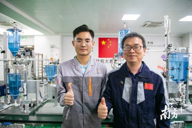 中山市技师学院水处理技术项目选手陈锋(左)和指导老师魏海翔。 中山市技师学院水处理技术项目选手陈锋(左)和指导老师魏海翔。