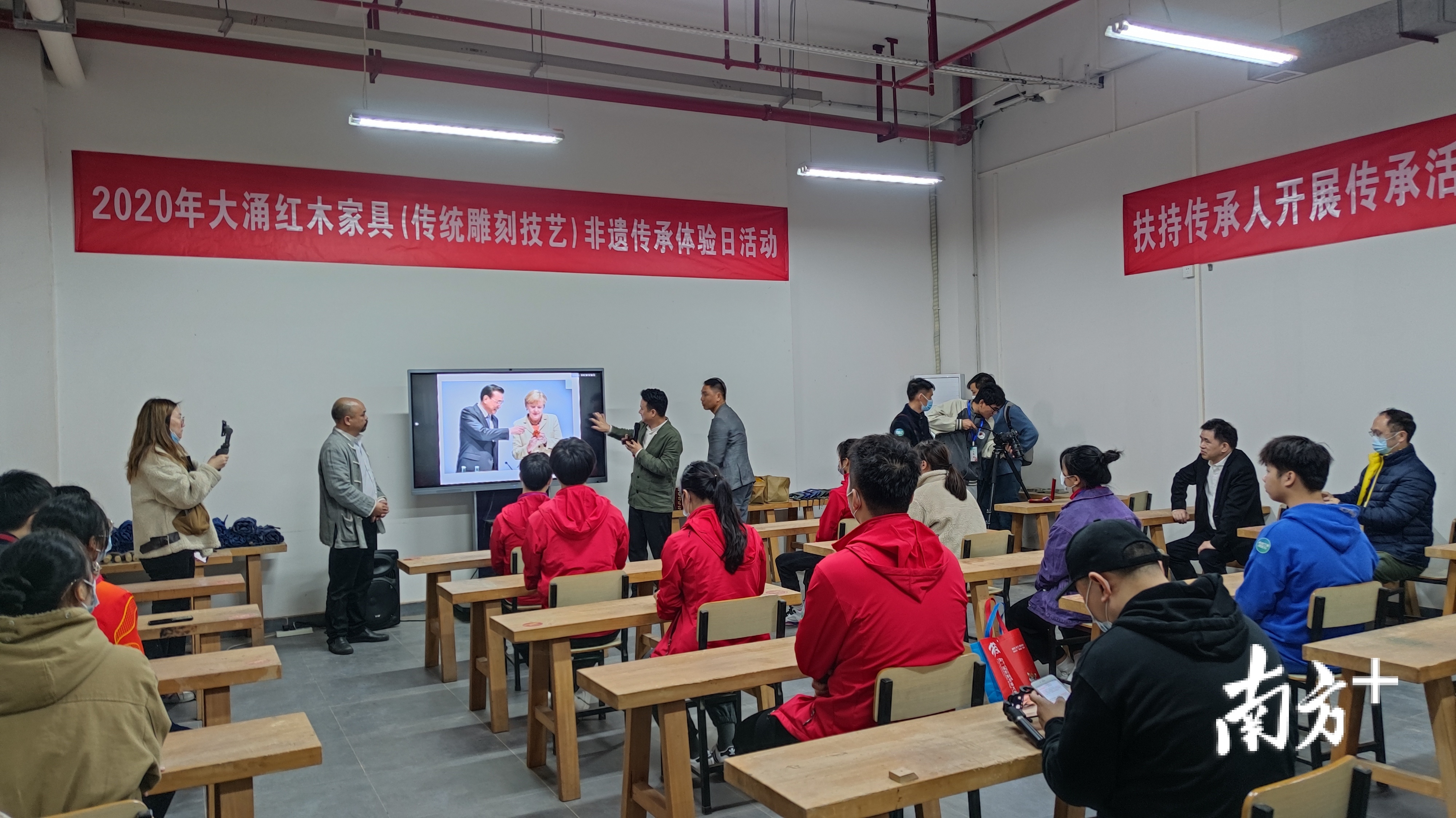 “技能国手访问团”参观大涌红木大师工作室。