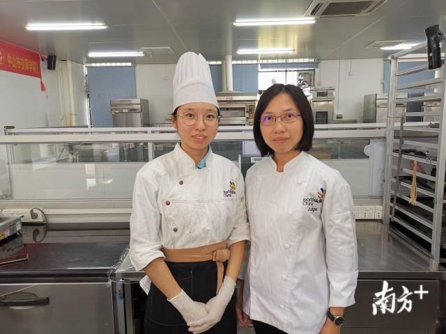 中山市技师学院学生梁海欣(左)与指导老师黎彩平。 中山市技师学院学生梁海欣(左)与指导老师黎彩平。