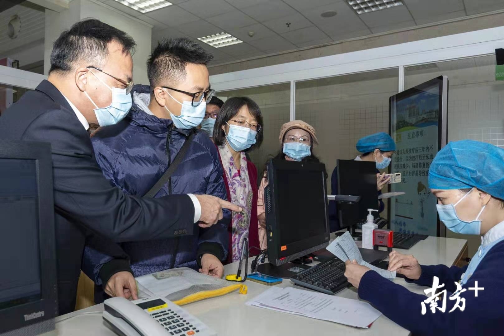 市民林先生正在办理减免手续。