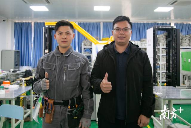 中山市技师学院信息网络布线项目选手张俊强(左)和指导老师梁嘉伟。 中山市技师学院信息网络布线项目选手张俊强(左)和指导老师梁嘉伟。