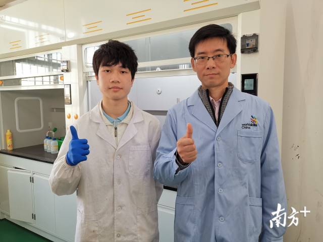 中山市技师学院化学实验室技术项目选手冯后熙(左)和指导老师梁士钰。 中山市技师学院化学实验室技术项目选手冯后熙(左)和指导老师梁士钰。