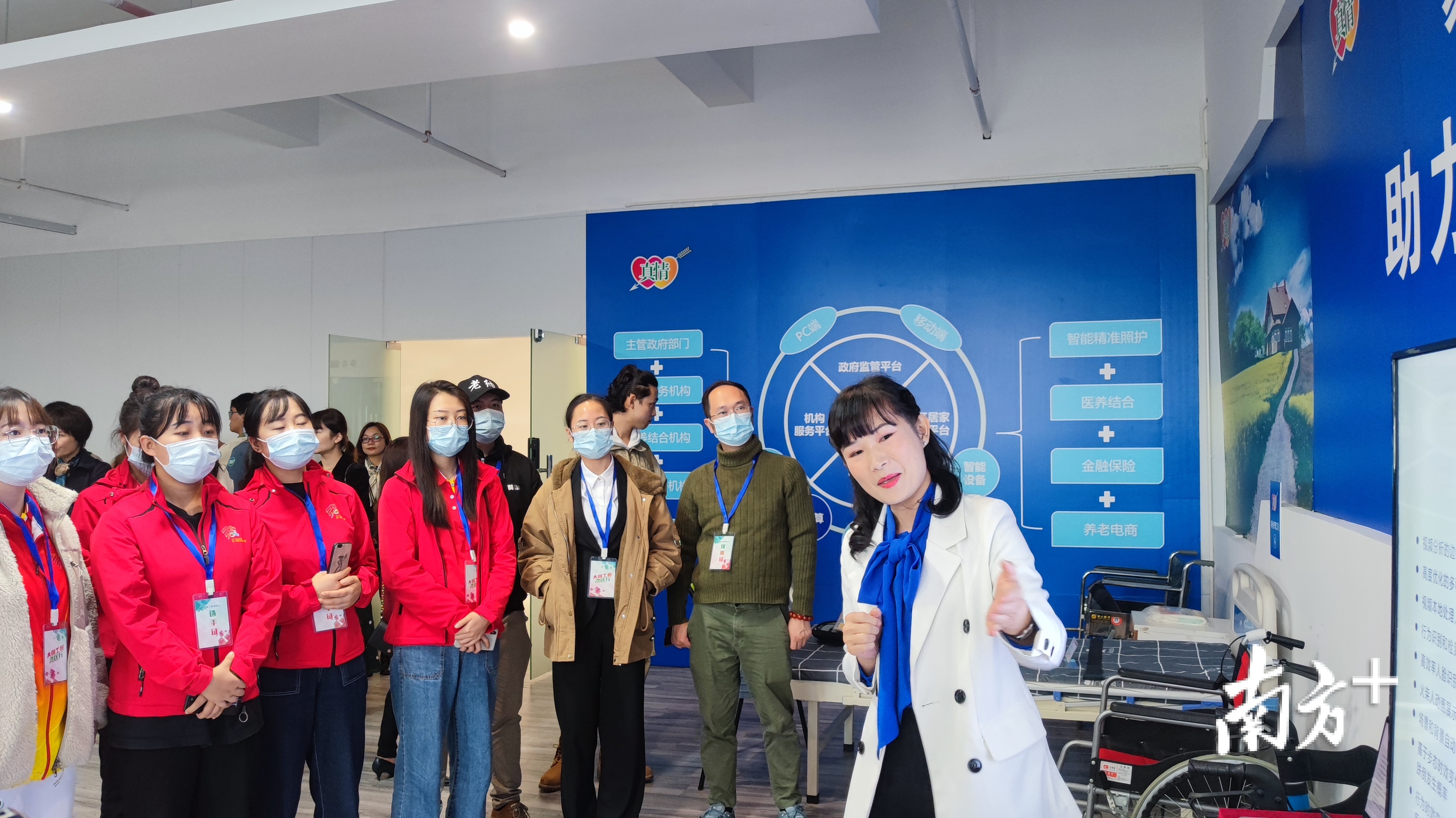 技能国手访问团参观位于火炬开发区的真情家政服务公司。