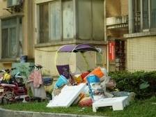 龙岗B面：18栋楼仅设“一个半”分类点，分类桶被“冷落”已结蛛网|直击深圳十区垃圾分类AB面③