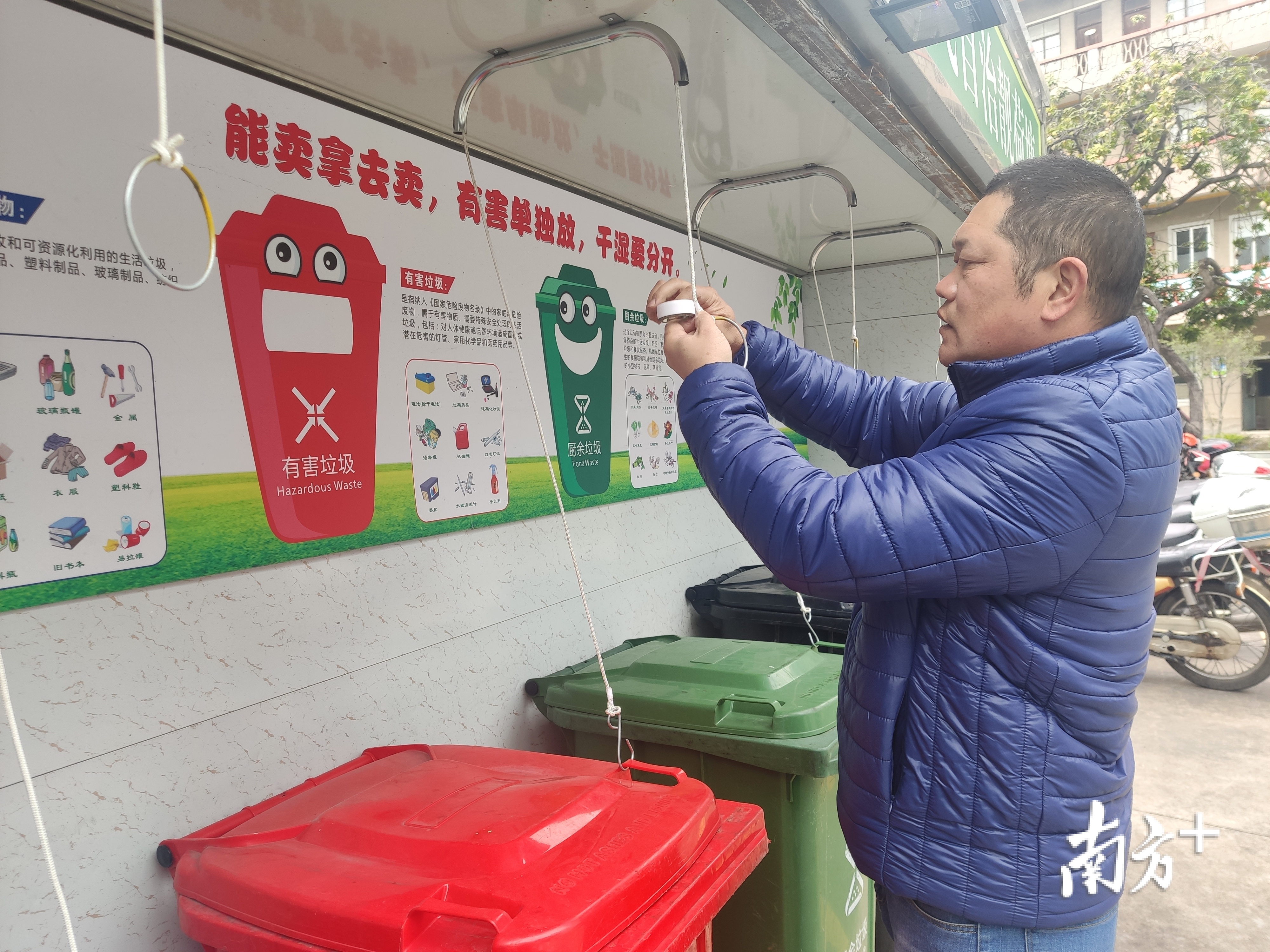 林文胜调整改良“易拉环”。