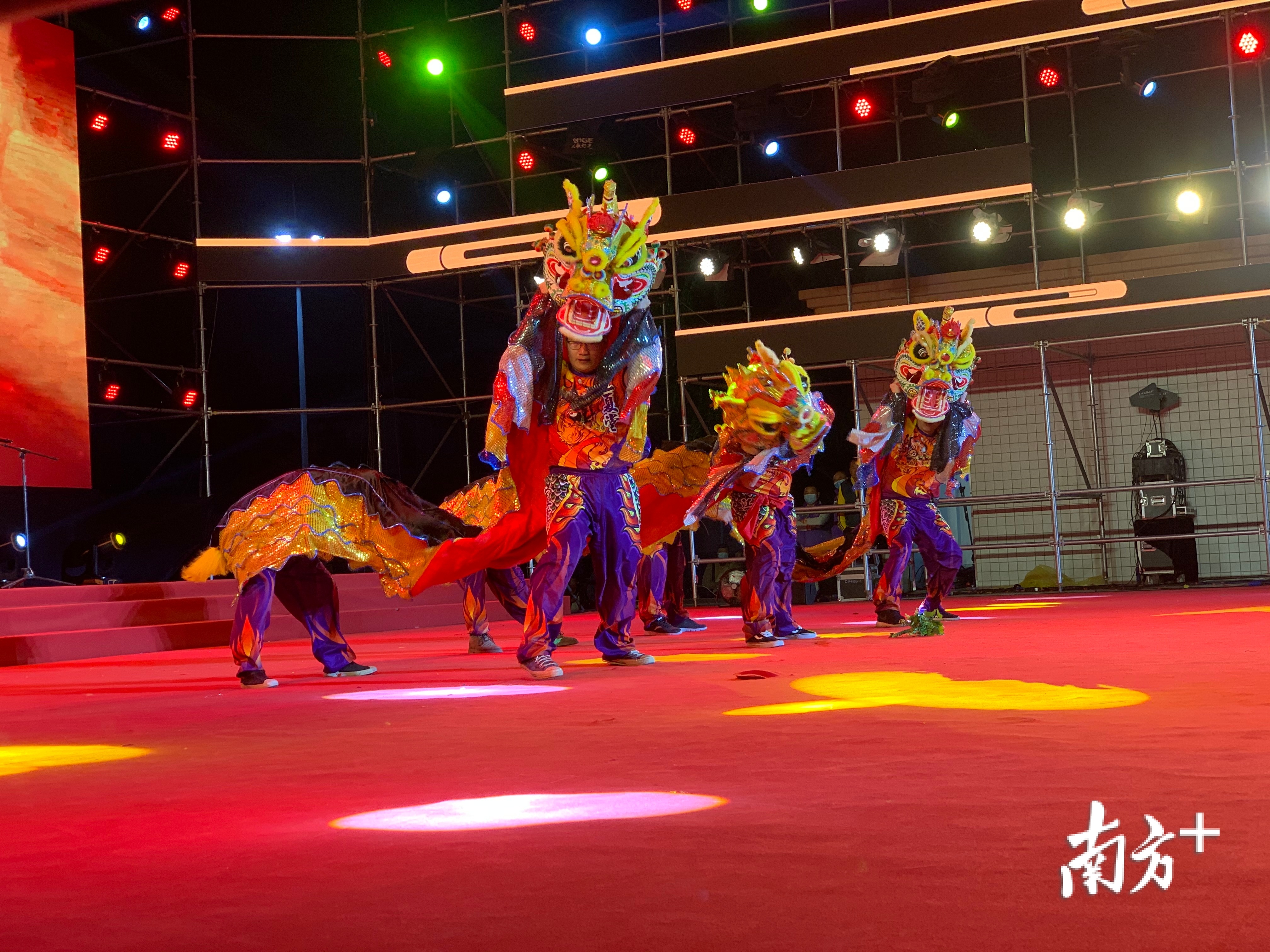 12月15日，2020年第三届广东省非物质文化遗产青少年麒麟舞邀请赛在樟木头镇市民休闲广场隆重举行。