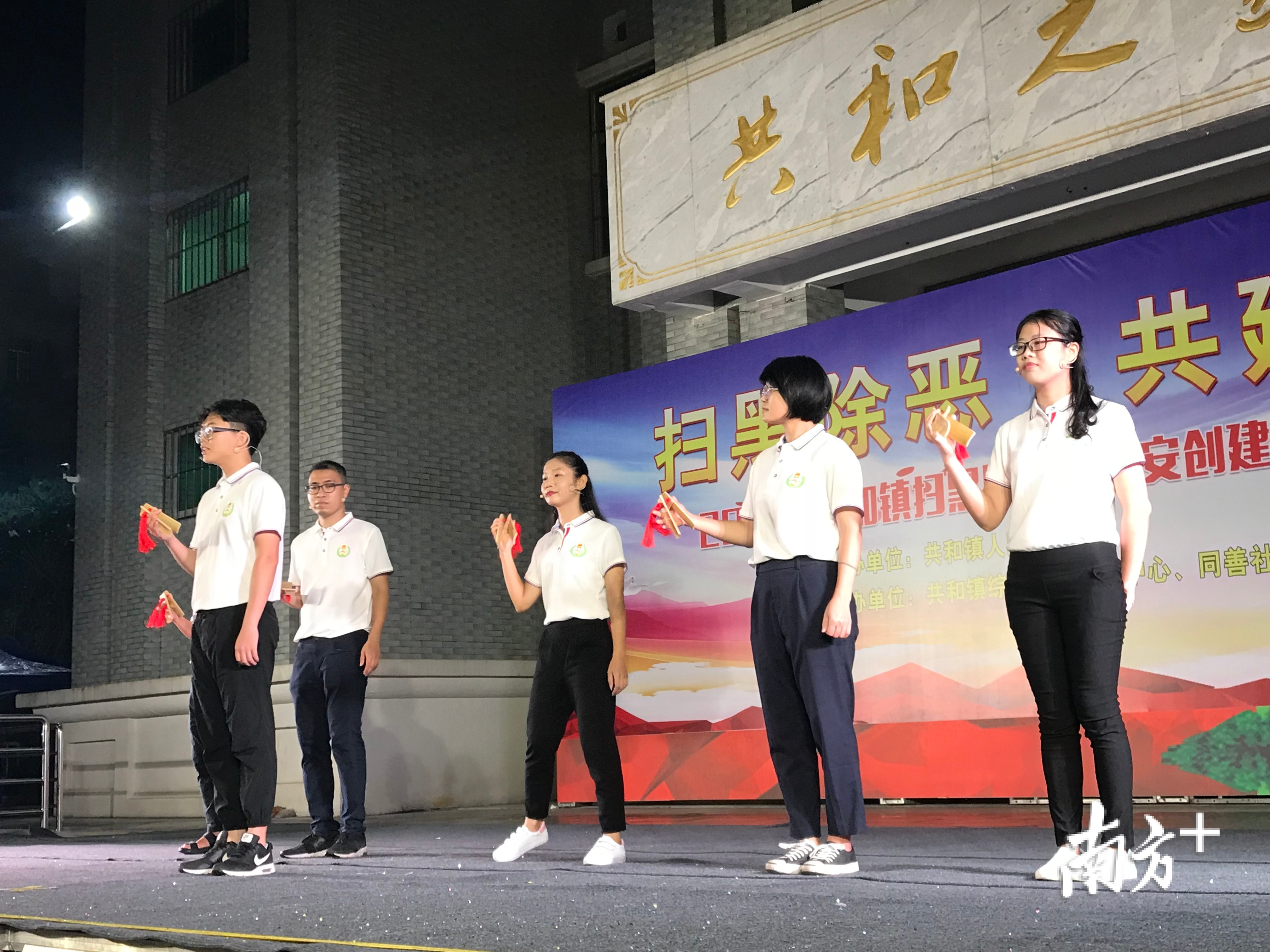 扫黑除恶快板表演深受当地群众喜爱。