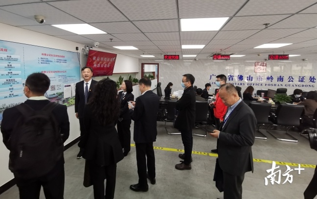 12月3日，佛山市司法局举行开放日活动，市政协委员、人民监督员、社区代表、媒体记者等受邀参观岭南公证处等司法行政服务场所。唐梦 摄