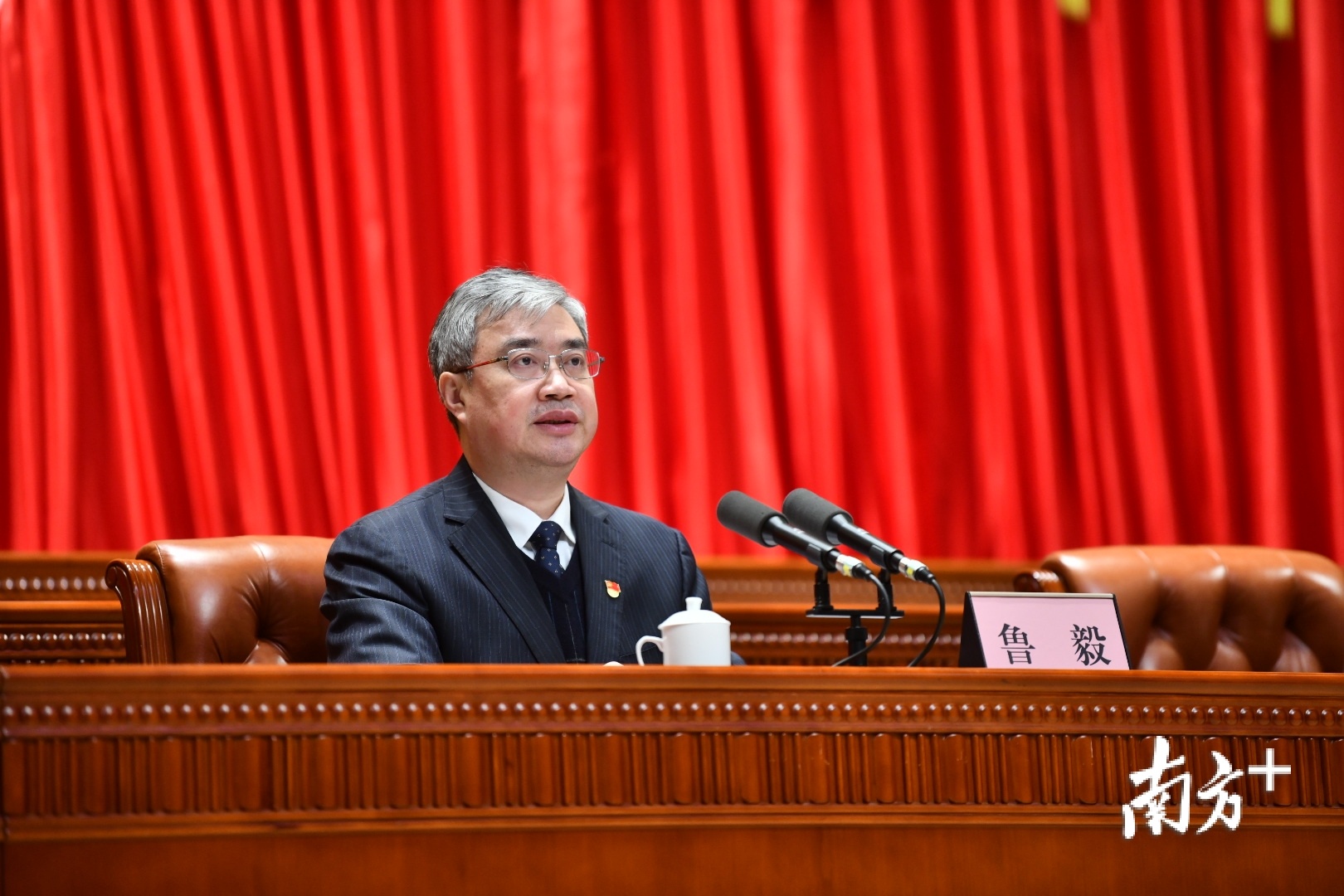 在佛山市委十二届十一次全会第二次全体会议上，鲁毅向全市党员干部提出工作要求。