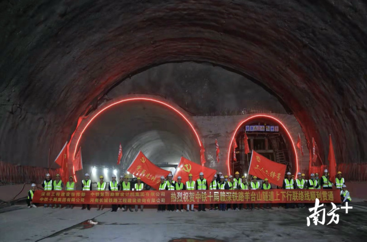 羊台山隧道采取增加导洞和增设横通道,解决洞内物流运输通道,优化通风设计,保障洞内环境,有效提高了施工的效率,保证隧道如期贯通。 羊台山隧道采取增加导洞和增设横通道,解决洞内物流运输通道,优化通风设计,保障洞内环境,有效提高了施工的效率,保证隧道如期贯通。