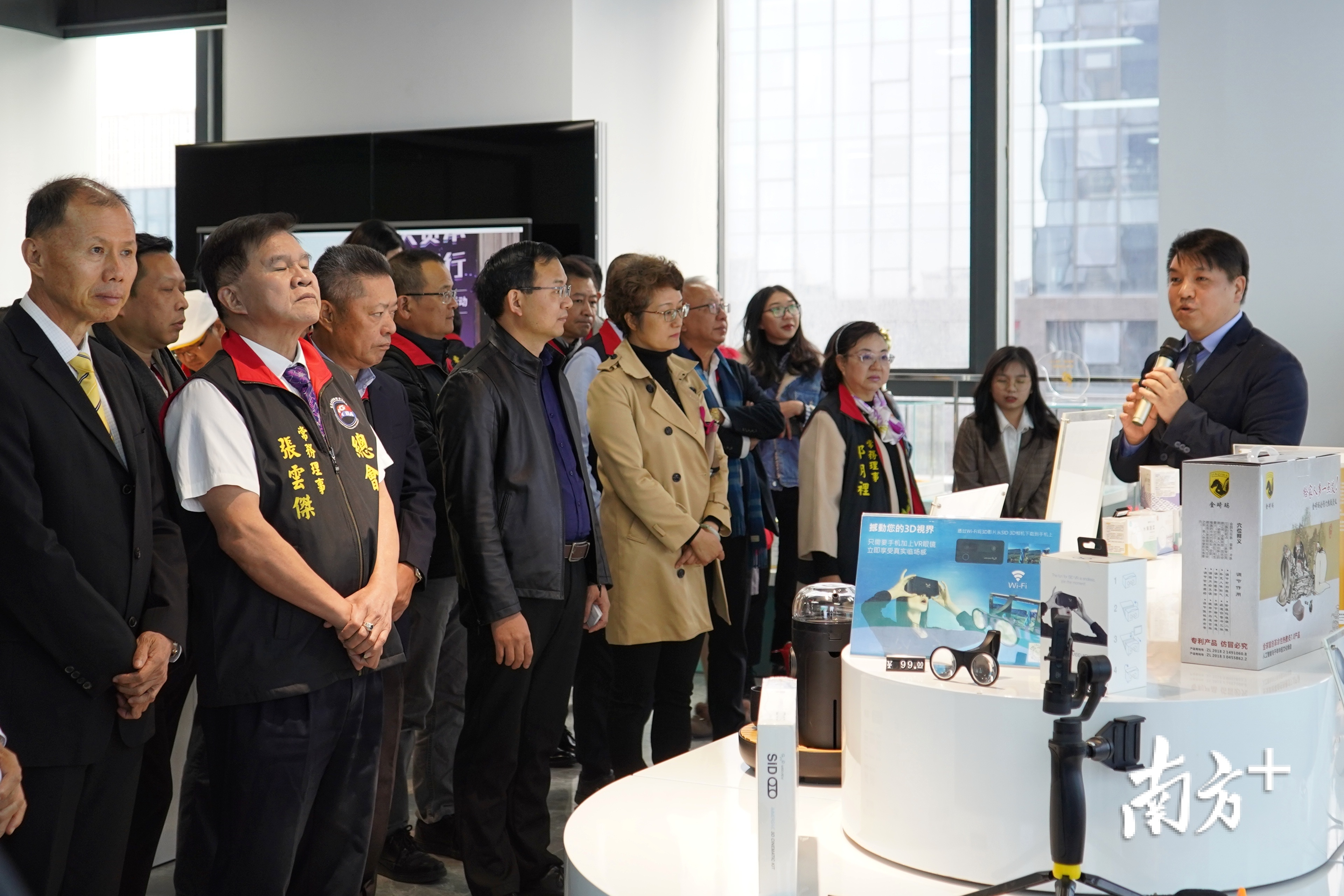 黄朝凯向来宾们介绍展厅优质孵化项目。